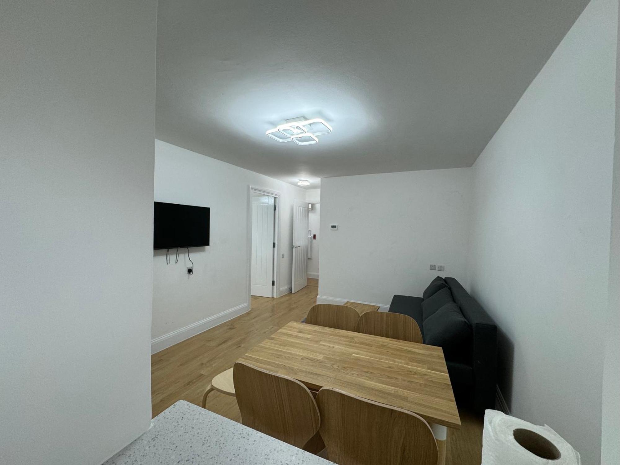Newly Refurbished 2bd Flat Close To Excel London