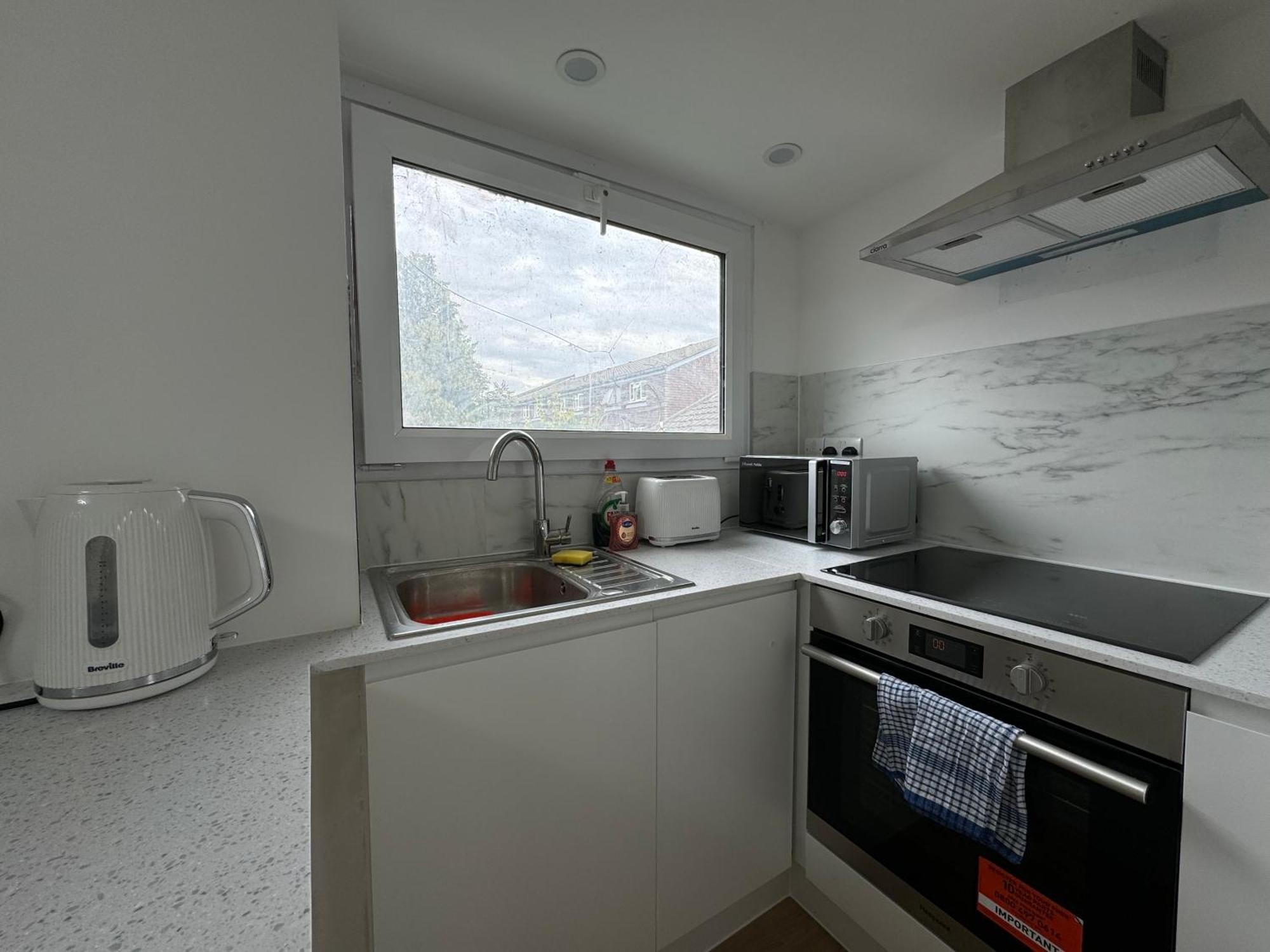 Newly Refurbished 2bd Flat Close To Excel Apartment *