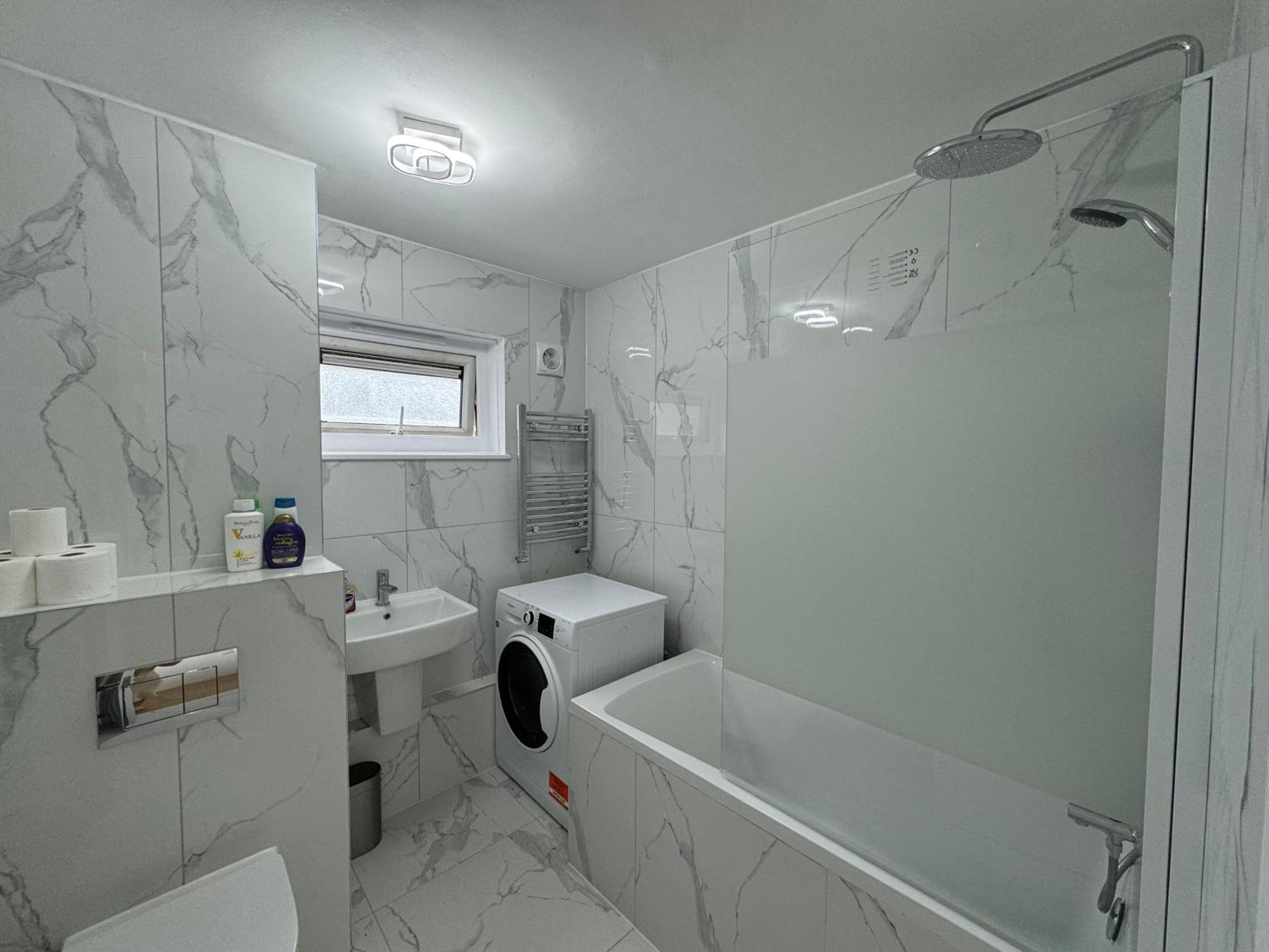 Newly Refurbished 2bd Flat Close To Excel Apartment *